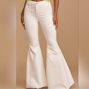 Free People “We The Free Flare Jeans” in white, size 28